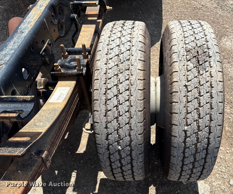 image for item EC4388 2000 Ford F350 Super Duty XLT pickup truck cab and chassis