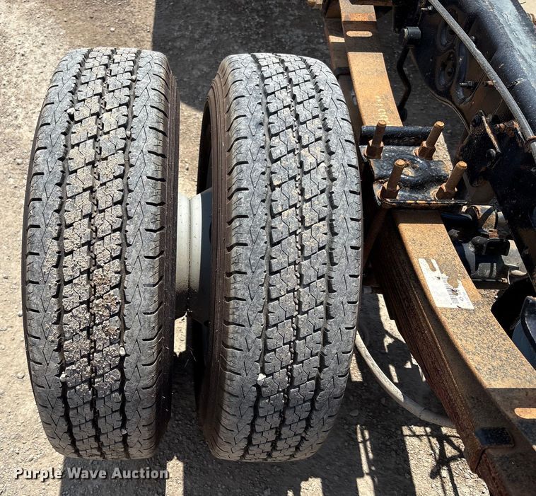 image for item EC4388 2000 Ford F350 Super Duty XLT pickup truck cab and chassis