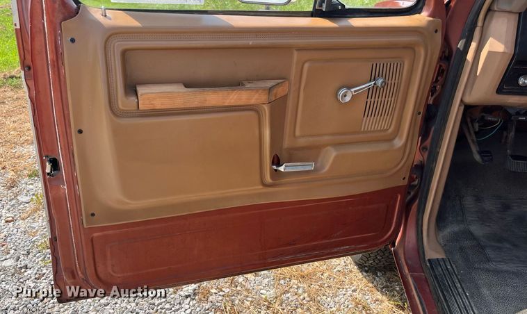 image for item ED2194 1984 Ford F250 pickup truck