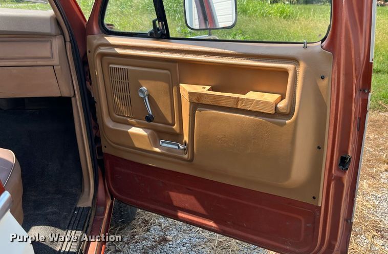 image for item ED2194 1984 Ford F250 pickup truck