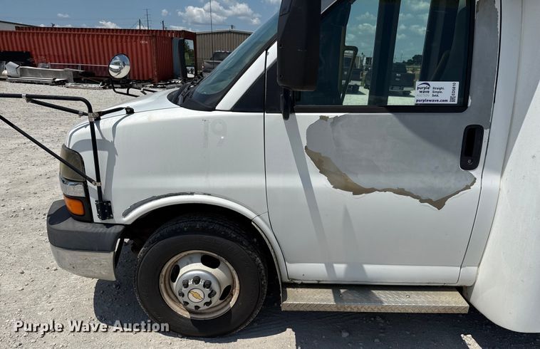 image for item ED5810 2009 Chevrolet Express 3500 shuttle bus