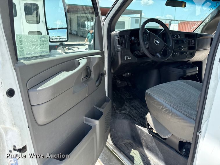 image for item ED5810 2009 Chevrolet Express 3500 shuttle bus