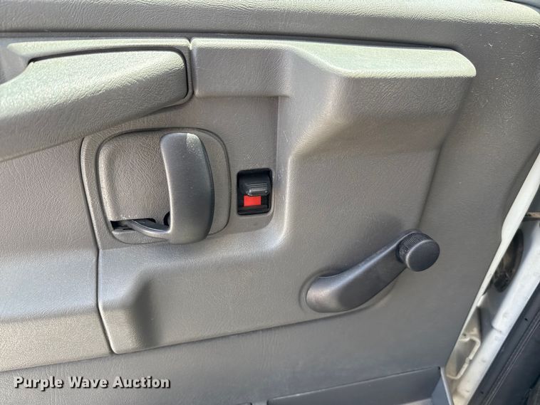 image for item ED5810 2009 Chevrolet Express 3500 shuttle bus