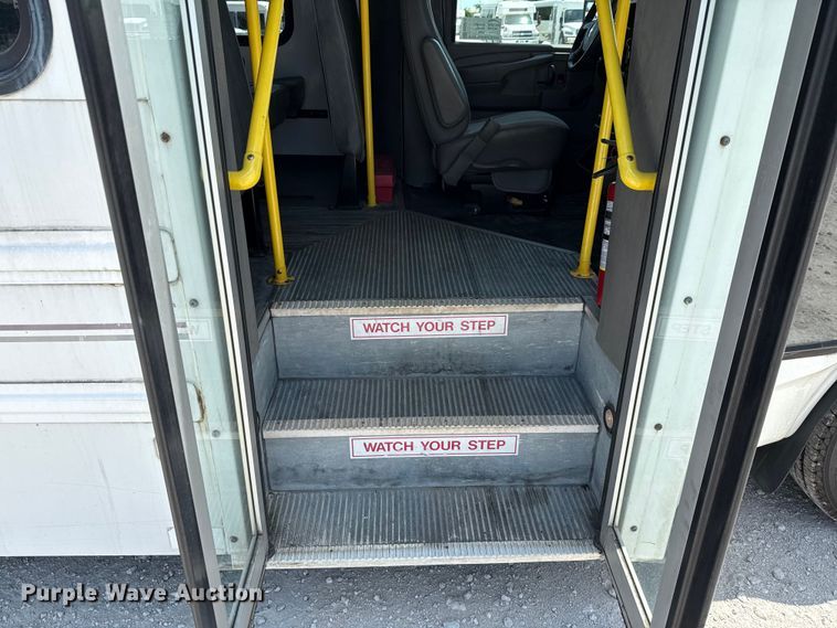 image for item ED5810 2009 Chevrolet Express 3500 shuttle bus