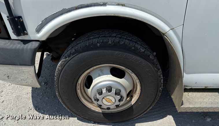 image for item ED5810 2009 Chevrolet Express 3500 shuttle bus