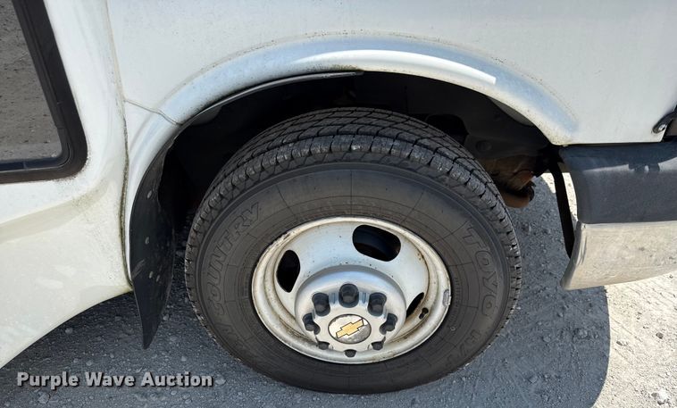 image for item ED5810 2009 Chevrolet Express 3500 shuttle bus