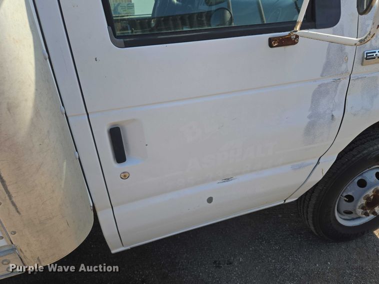 image for item EF1845 2006 Ford E350 box truck