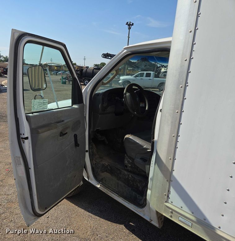 image for item EF1845 2006 Ford E350 box truck