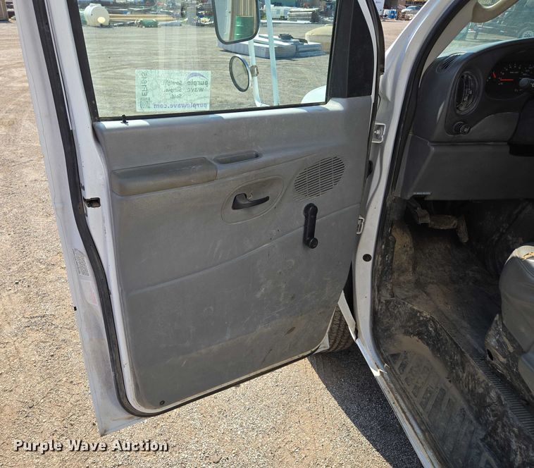 image for item EF1845 2006 Ford E350 box truck