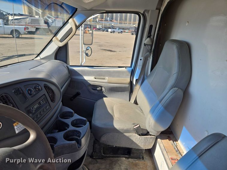 image for item EF1845 2006 Ford E350 box truck