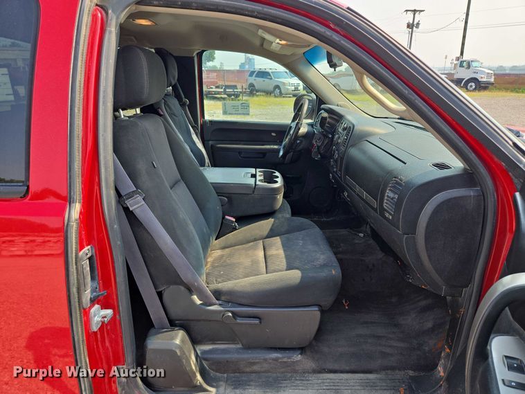 image for item EF1923 2013 Chevrolet Silverado 1500 Ext. Cab pickup truck