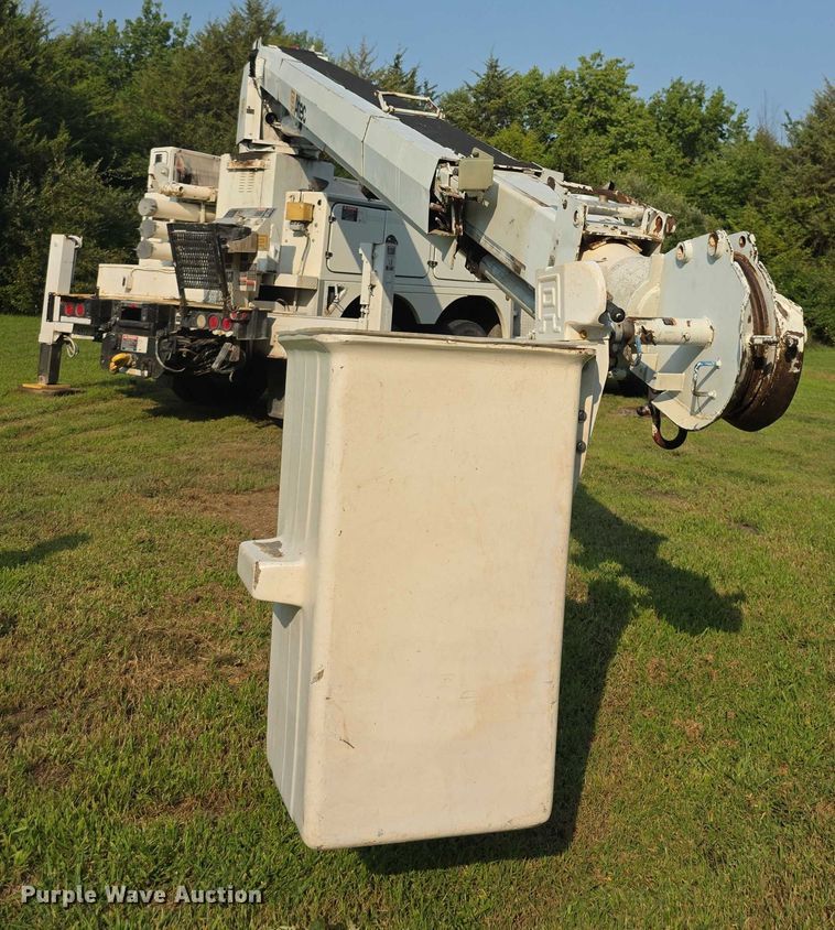 image for item EF3720 1999 International F2674 material handler truck