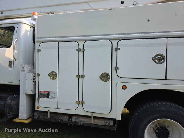 image for item EF3720 1999 International F2674 material handler truck