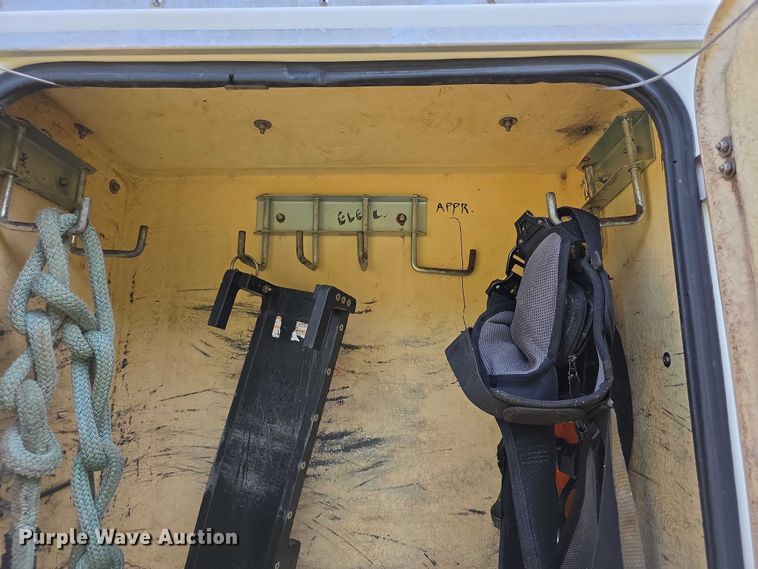 image for item EF3720 1999 International F2674 material handler truck