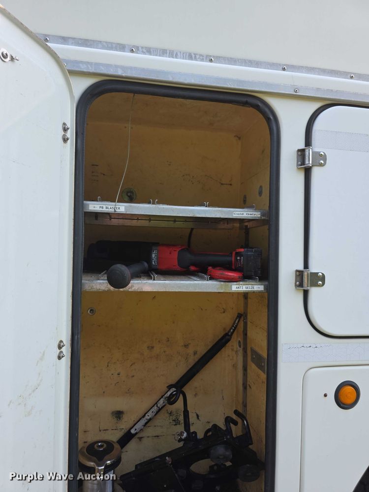 image for item EF3720 1999 International F2674 material handler truck