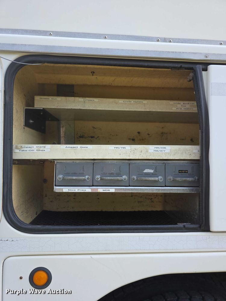 image for item EF3720 1999 International F2674 material handler truck