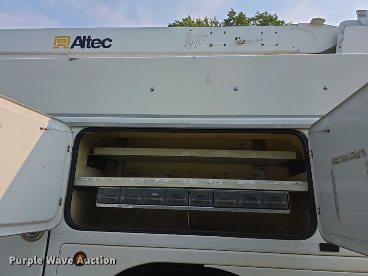 image for item EF3720 1999 International F2674 material handler truck