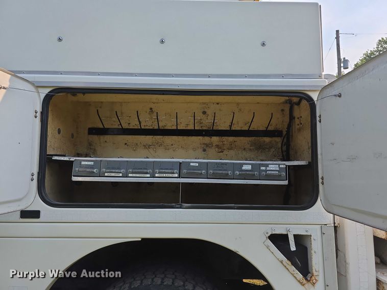 image for item EF3720 1999 International F2674 material handler truck