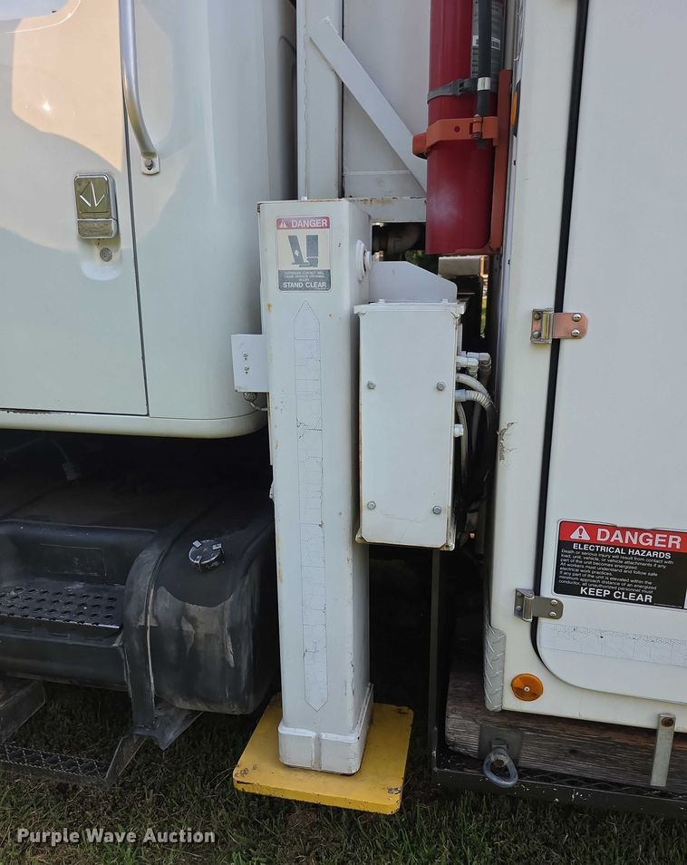 image for item EF3720 1999 International F2674 material handler truck