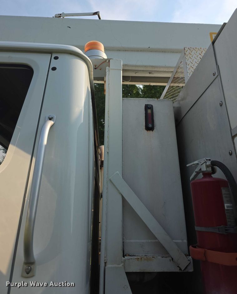 image for item EF3720 1999 International F2674 material handler truck