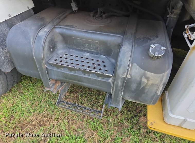 image for item EF3720 1999 International F2674 material handler truck