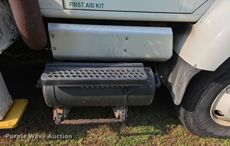 image for item EF3720 1999 International F2674 material handler truck