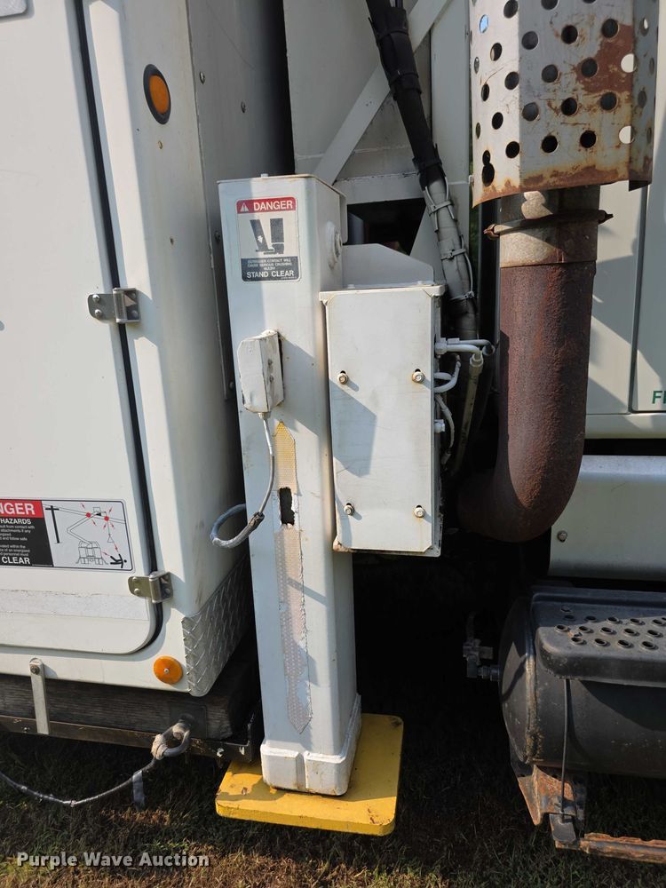 image for item EF3720 1999 International F2674 material handler truck