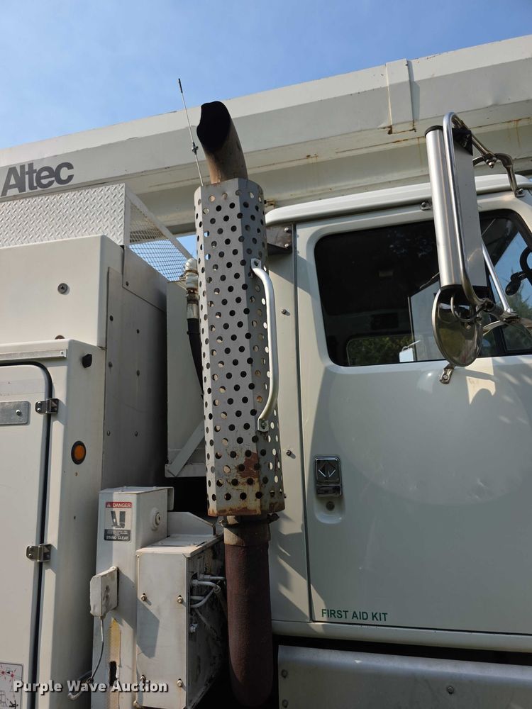 image for item EF3720 1999 International F2674 material handler truck