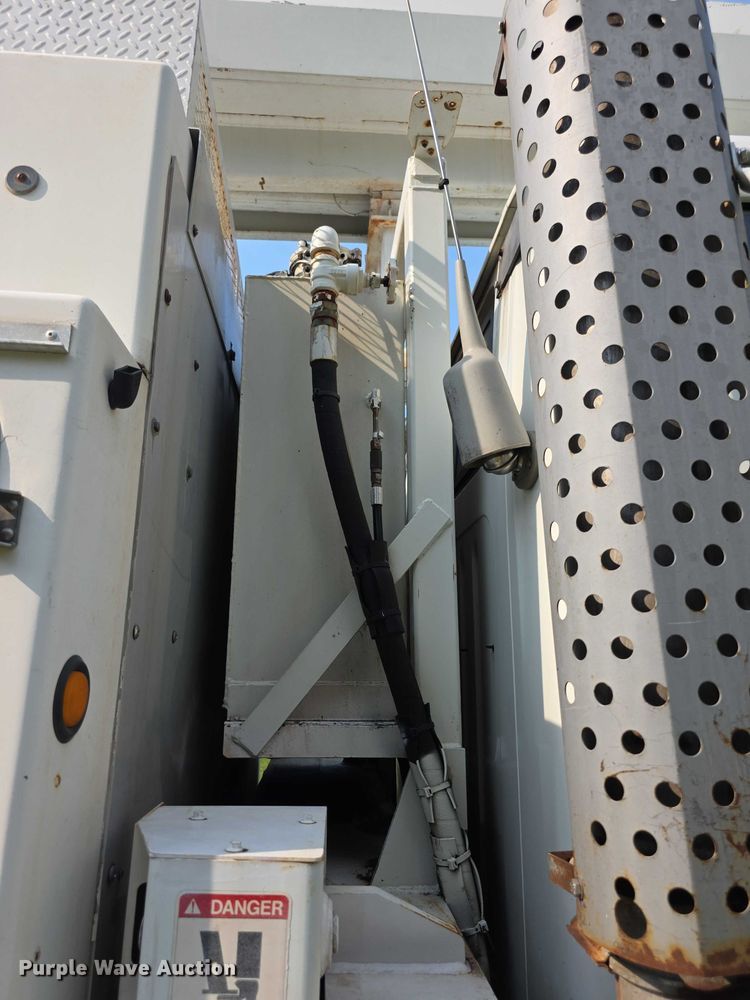 image for item EF3720 1999 International F2674 material handler truck