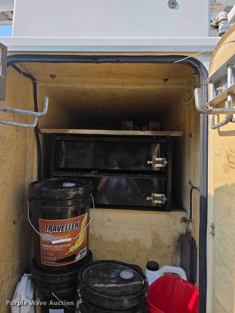 image for item EF3720 1999 International F2674 material handler truck