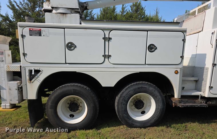 image for item EF3720 1999 International F2674 material handler truck