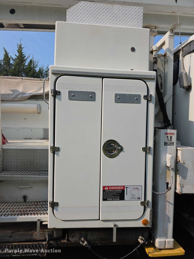 image for item EF3720 1999 International F2674 material handler truck