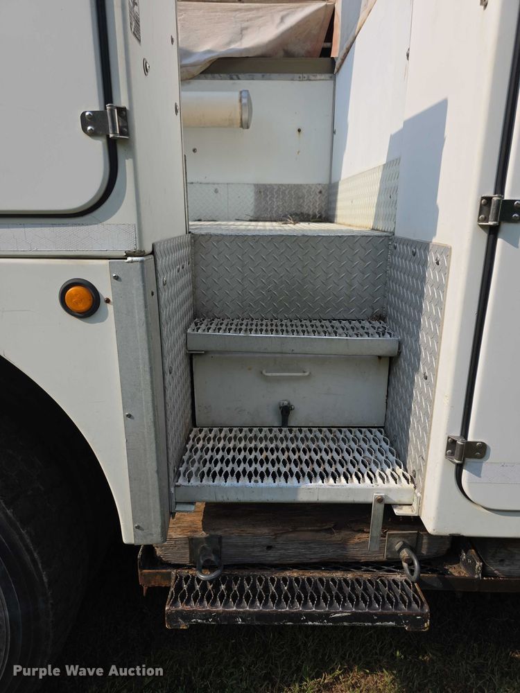 image for item EF3720 1999 International F2674 material handler truck