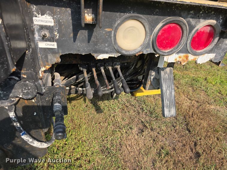 image for item EF3720 1999 International F2674 material handler truck