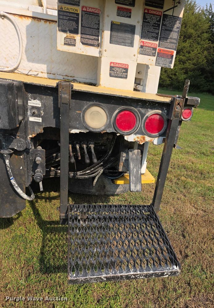 image for item EF3720 1999 International F2674 material handler truck