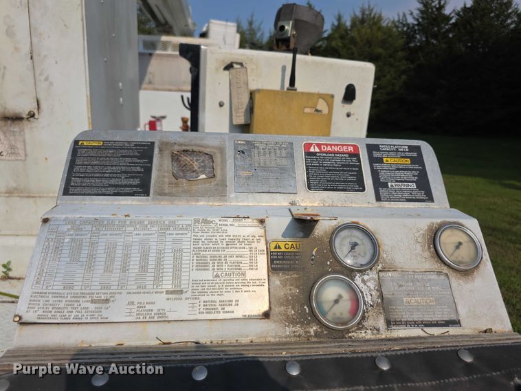 image for item EF3720 1999 International F2674 material handler truck