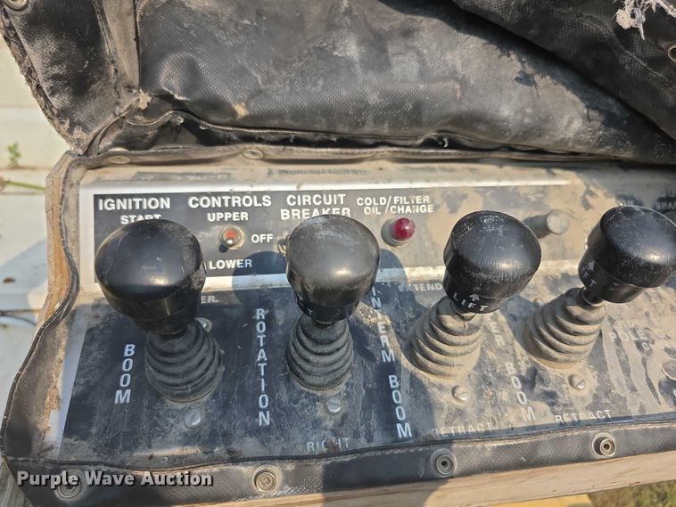 image for item EF3720 1999 International F2674 material handler truck