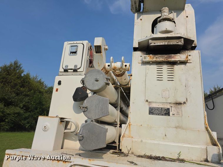 image for item EF3720 1999 International F2674 material handler truck