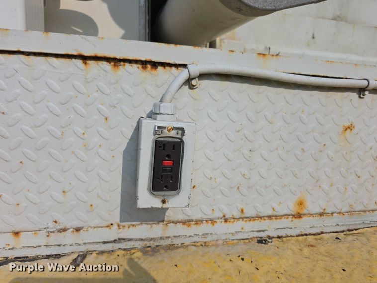 image for item EF3720 1999 International F2674 material handler truck