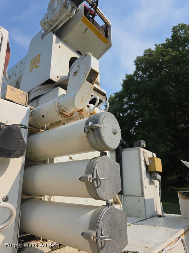 image for item EF3720 1999 International F2674 material handler truck