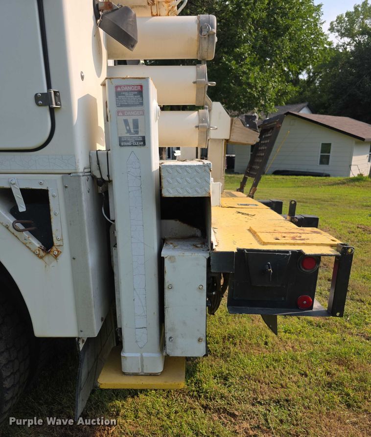 image for item EF3720 1999 International F2674 material handler truck