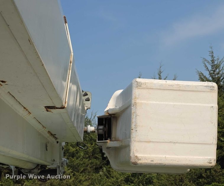 image for item EF3720 1999 International F2674 material handler truck