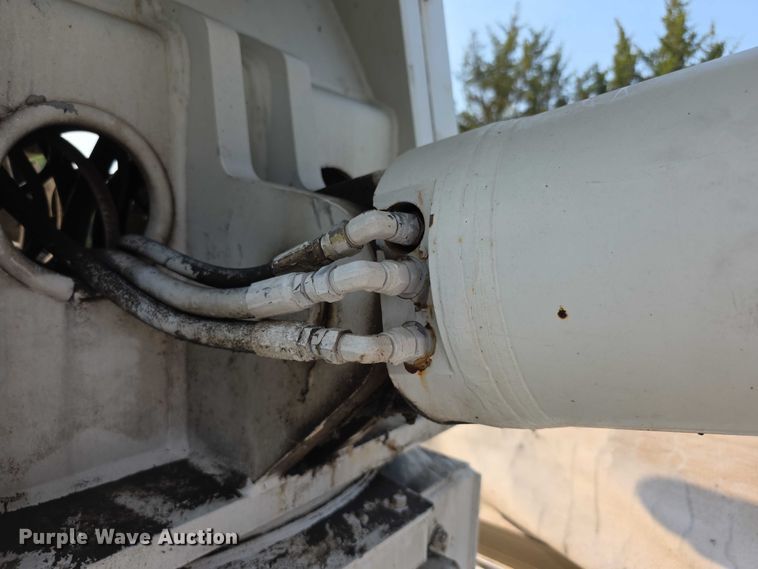 image for item EF3720 1999 International F2674 material handler truck