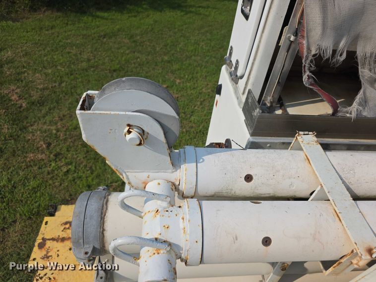 image for item EF3720 1999 International F2674 material handler truck