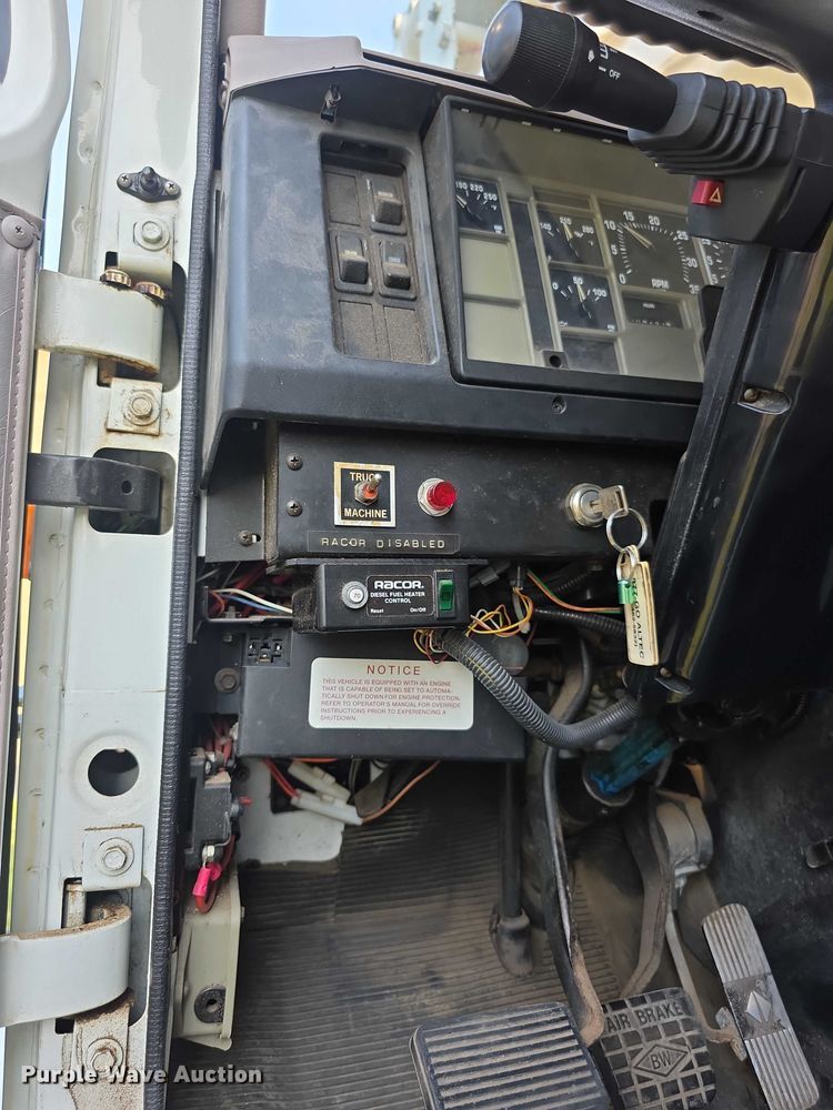 image for item EF3720 1999 International F2674 material handler truck