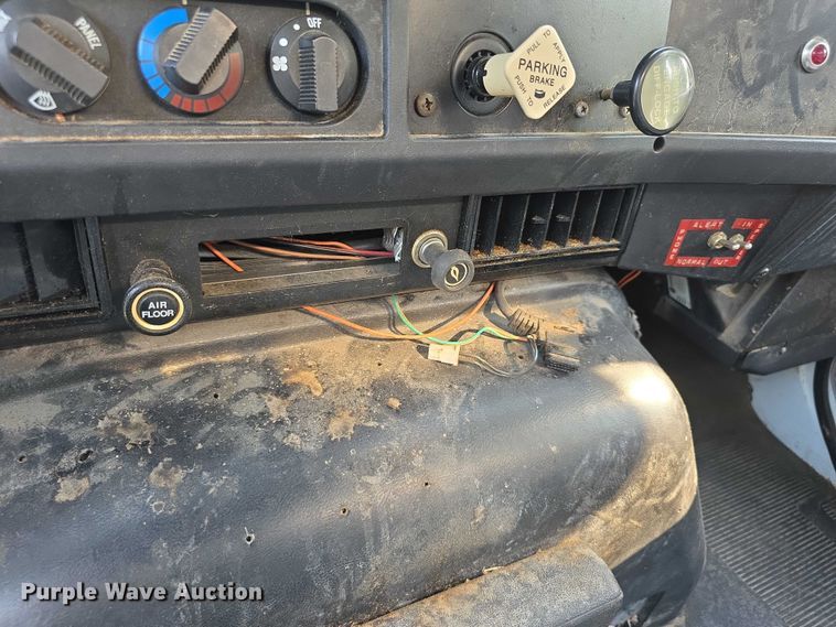 image for item EF3720 1999 International F2674 material handler truck