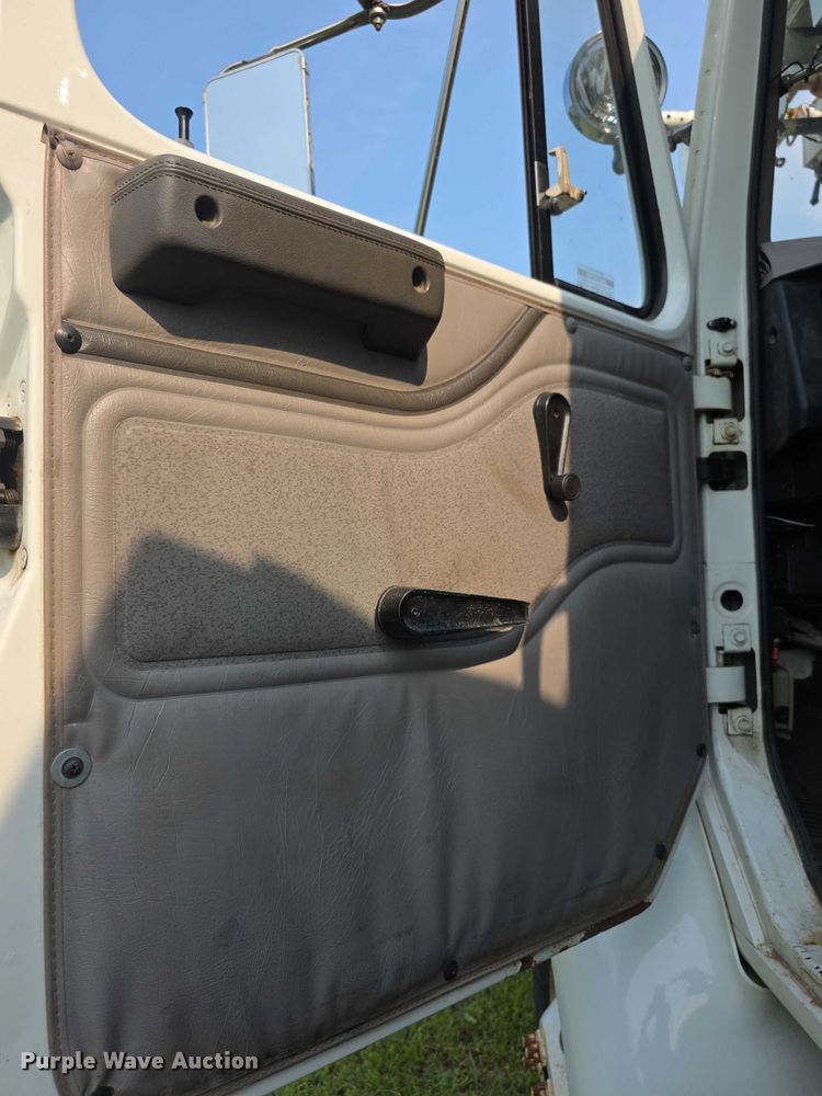 image for item EF3720 1999 International F2674 material handler truck