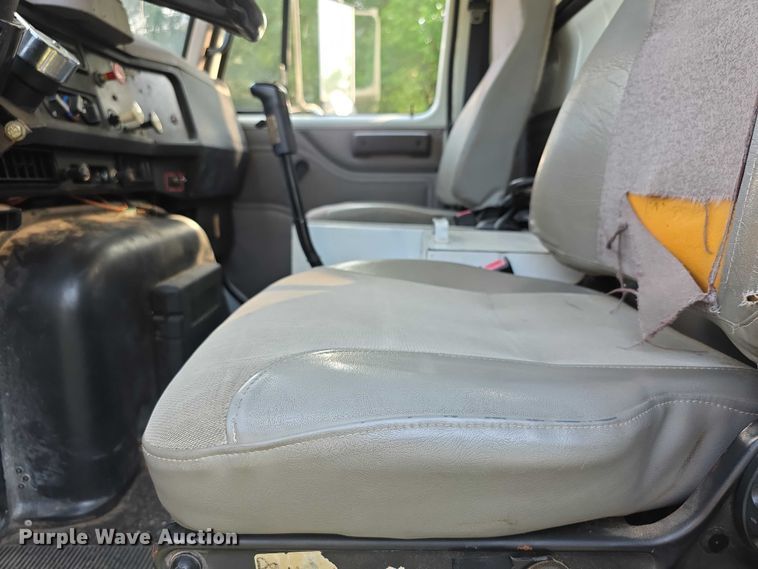 image for item EF3720 1999 International F2674 material handler truck