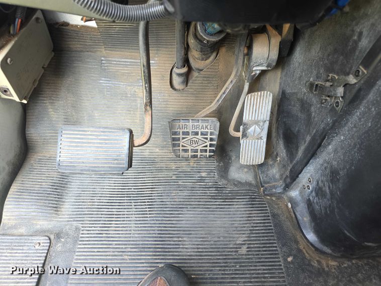 image for item EF3720 1999 International F2674 material handler truck