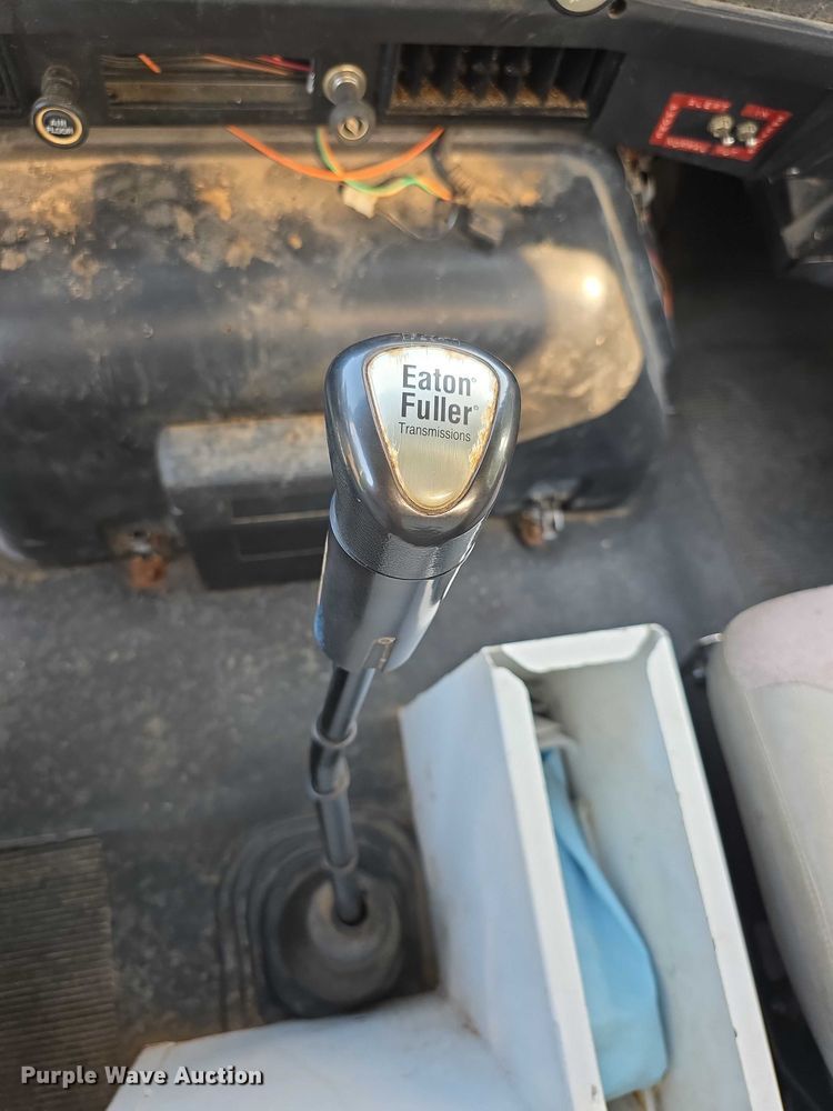 image for item EF3720 1999 International F2674 material handler truck